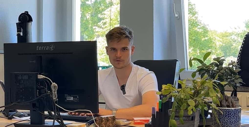 Disponenten in seiner typischen Arbeissituation